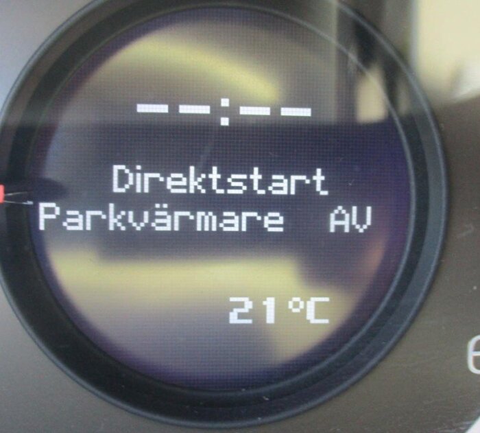 Instrumentpanel på en bil visar texten "Direktstart" och "21°C".