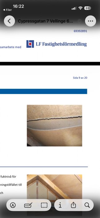 En stor glipa synlig mellan två paneler på en vägg eller ett tak i en byggnad.