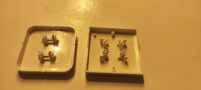 Två plastlock uppdelade för att visa insidan och strukturen i gult ljus.