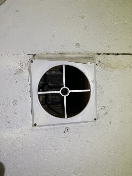 Ventilationsventil i kattvind, del av ett projekt att bygga sovplatser för barn. Fråga om hur bäst täppa till ventilen.