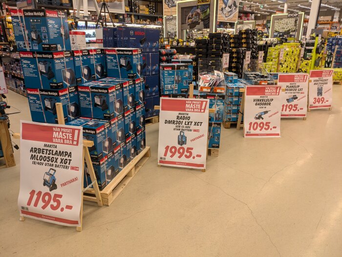 Verktygsrea på Bauhaus med rabatter på Makita-produkter, inklusive arbetslampor och radio.
