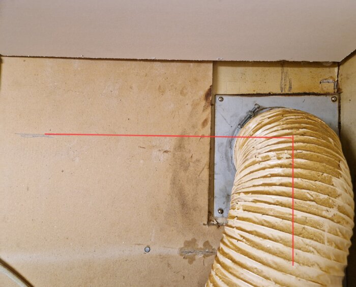 Flexibel ventilationstub ansluten till väggplåt i kök. Röda linjer markerar planerat skåp. Utforskning av låga kopplingar diskuteras.