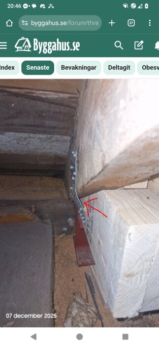Glipa mellan plåt och balk med en röd pil som pekar på utrymmet, vilket indikerar potentiella strukturella problem.