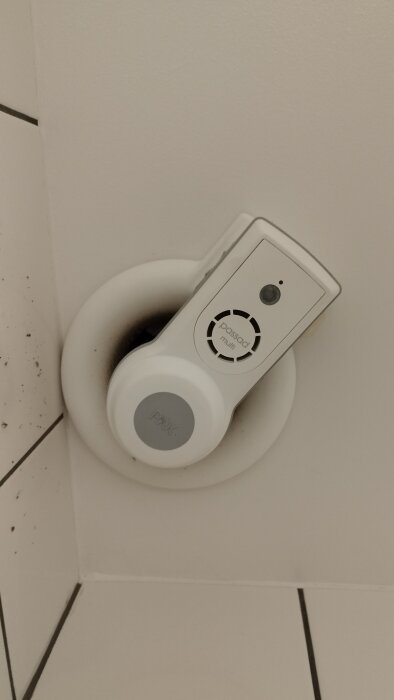 Ventilationsfläkt Pax passad monterad i taket på ett duschhörn, synligt avstånd från kakelvägg.