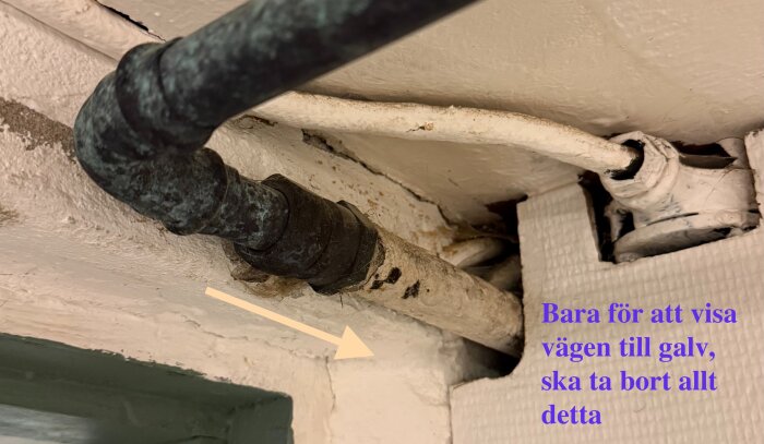Gamla galvade rör i taket som ska ersättas; text i bild pekar ut området som ska tas bort vid rörbytet.