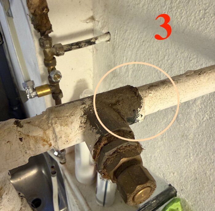 Gammalt galvaniserat rör, märkt med nr 3, med rostigt hörnrör, del av ett projekt att byta till PEX/PAL rör i en tvättstuga.