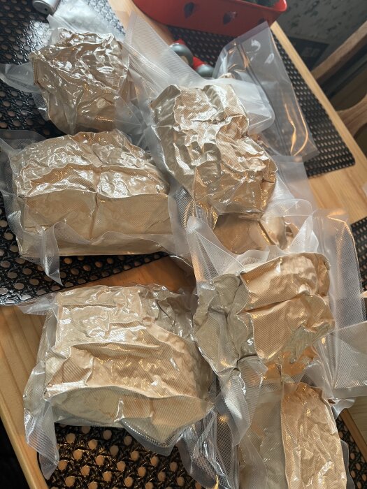 Vakuumförpackade påsar med havregryn på ett bord, redo för långvarig lagring.