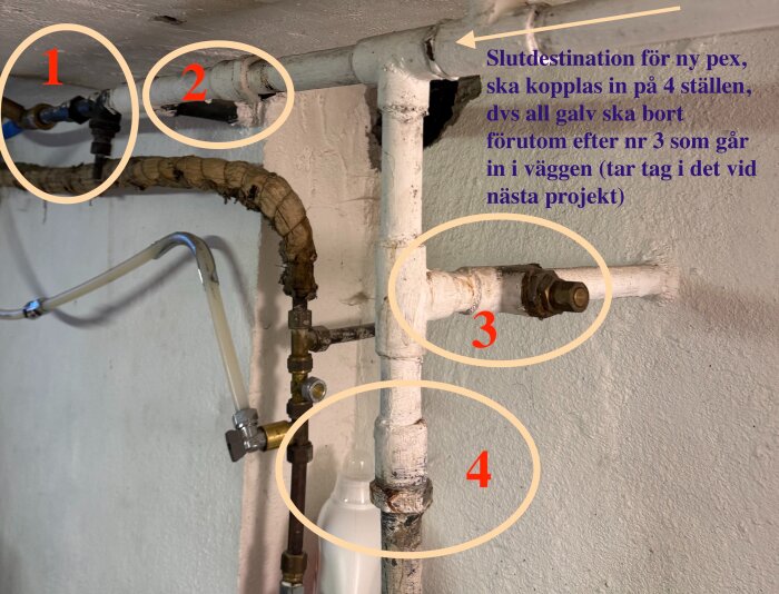 Fyra markerade röranslutningar i en källare, där galvade rör ska bytas ut mot PEX/PAL-rör för att förbättra vattenflödet.