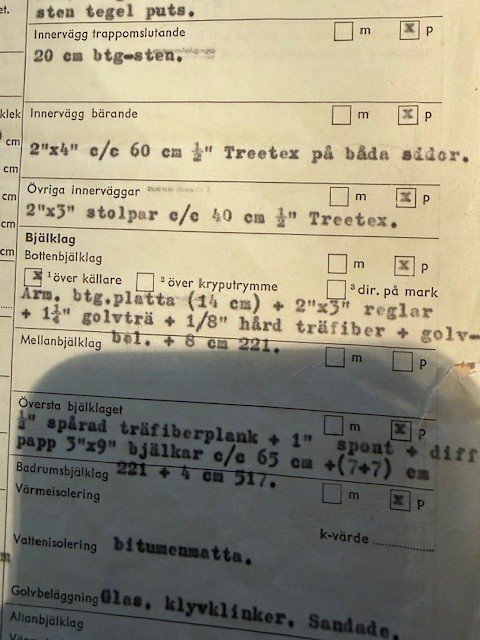 Byggnadsdokument med specifikationer för olika byggmaterial och konstruktionselement, inklusive olika bjälklag och innerväggar.