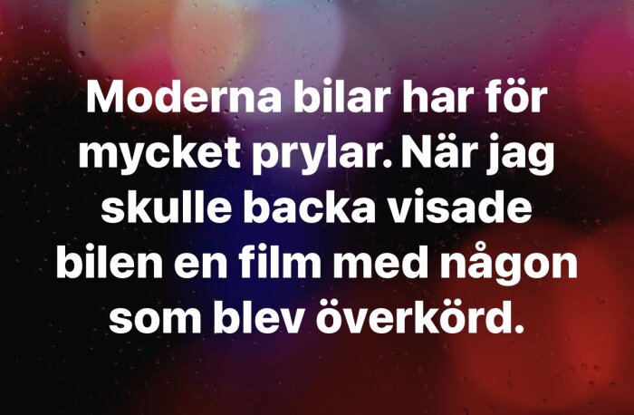 Text med humoristiskt klagomål om moderna bilar som visar filmer på sina skärmar, inklusive en bakgrund med oskarpa färger.