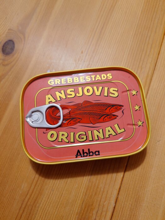 En konservburk med Grebbestads ansjovis original, locket öppnat.