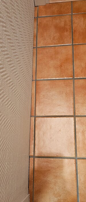 Brun klinkergolv i tvättstuga med utmanande vinklar och hörn, kräver noggrann kapning.