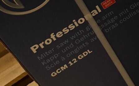 Förpackning med texten "Professional Miter saw GCM 12 GDL".