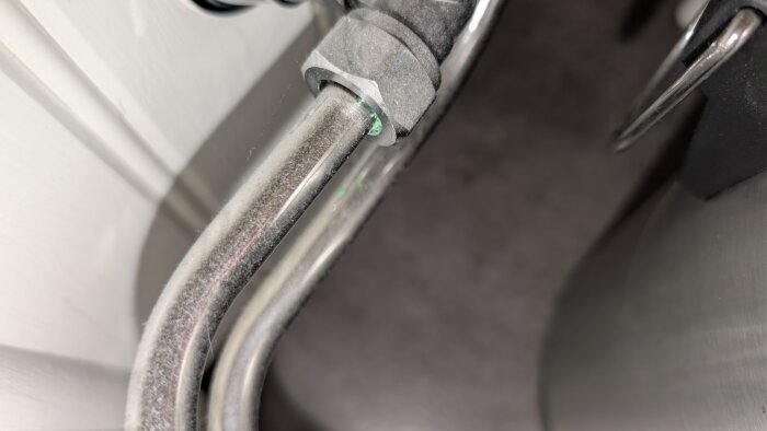 Korrosion på kopplingar till vattenrör vid toaletten.