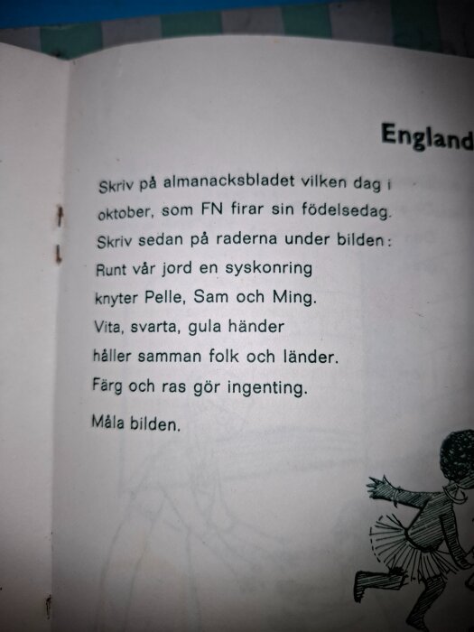 Text på svenska från en barnbok, med ritningar av barn som leker, uppmaning att skriva en dag FN firar och måla bilden.