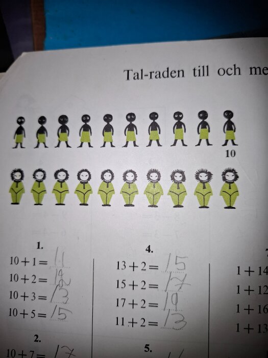 Mattebok med räkneövningar och illustrationer av figurer med numeriska sekvenser, och uträkningar skrivna för hand.