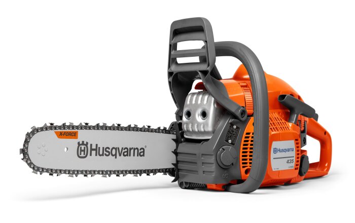 Orange motorsåg av märket Husqvarna, modell 435, med X-Force sågkedja och tydligt synlig logotyp på svärdet.