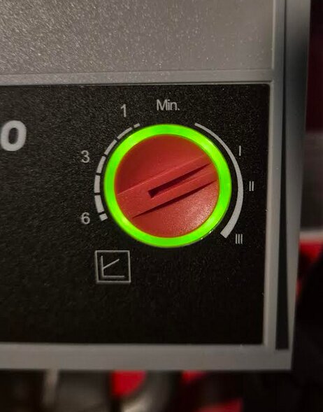 Ratt på fjärrvärmecentral med grön markering inställd på 1 av 6, omgiven av symboler och text.