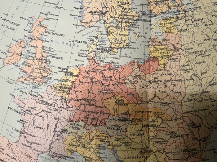 Gammal karta från 1926 som visar delar av Europa, inklusive Tyskland, Frankrike och Nordsjön, i en kartbok.