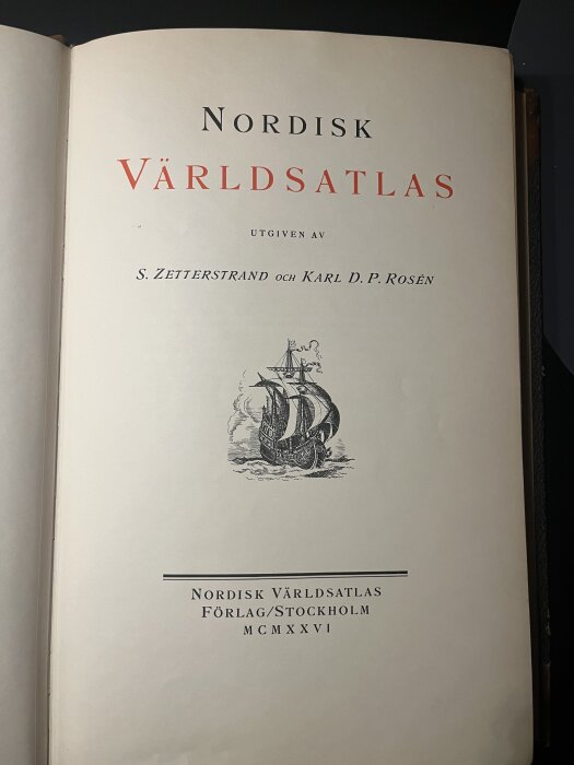 Titelsida från "Nordisk Världsatlas" från 1926 med båtillustration.