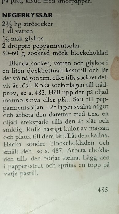 Recept på "Negerkkyssar" ur Stora Kokboken, tjugotredje upplagan 1958, med ingredienser och steg-för-steg-anvisningar.