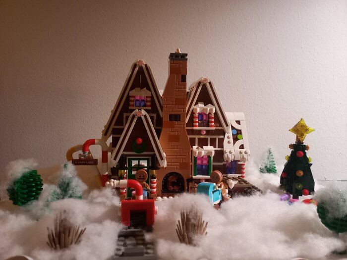 Pepparkakshus i LEGO med snö, julgran och godiskäppar, inspirerat av årets vinst.