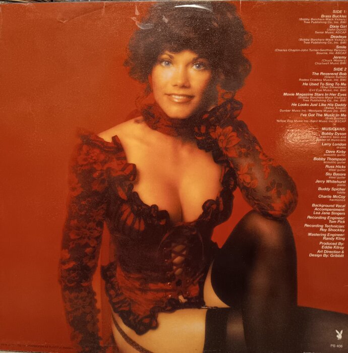 Kvinna i dekorativ röd korsett och strumpor poserar mot röd bakgrund, omslag med texttryck till höger.