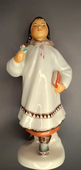 Porcelänsfigur föreställande en flicka i traditionell klädsel från Leningradski fabriken, känd som Lomonosov.