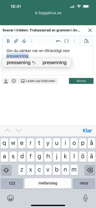 Stavningskorrigering för ordet "pressenning" på en telefon, visande alternativa stavningar.