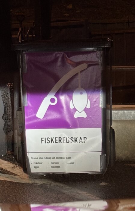 Soptunna för fiskeutrustning med symbol av fiskespö och fisk. Texten informerar om acceptabelt avfall, som fiskelinor och flöten.