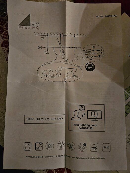 Monteringsanvisning för vägglampa, visar schema för anslutning och installation, noterar specifikationer som 230V, 50Hz, och IP20 klassning.