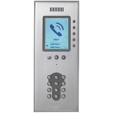 Porttelefonpanel med skärm och knappar, används ofta i flerbostadshus för att kontakta lägenheter och hantera brickor som mifare och EM4102.