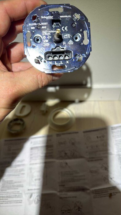 Elektrisk dimmer från Schneider Electric visas med olika kabelanslutningar och märkningar.