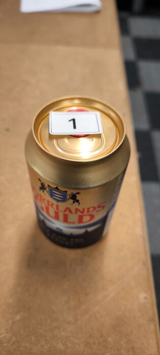 Ölburk på ett bord med en etikett märkt "1" på locket.