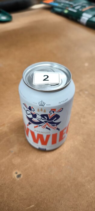 En ölburk med ett nummer 2 på toppen, placerad på ett bord.