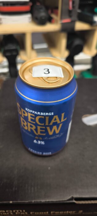 En burk Kopparbergs Special Brew med etikett nummer 3 på ovansidan, placerad på en svart yta.