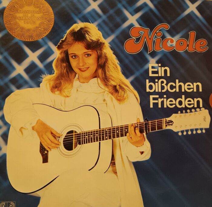 Kvinna med gitarr på skivomslag för "Ein bißchen Frieden," text om musik och fredsbudskap.