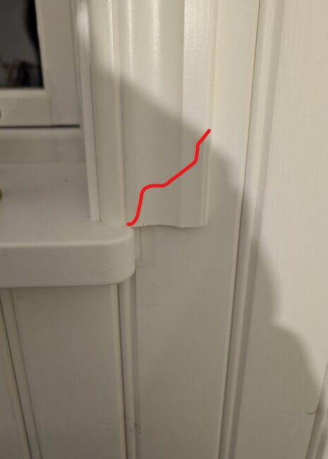Profilbild av fönsterbänk och foder med röd linje som markerar en skärningslinje för att anpassa hörnet.