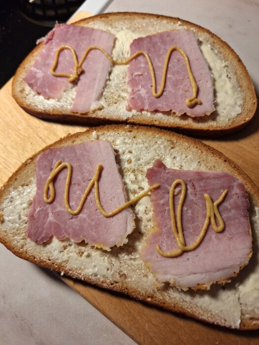 Två skivor bröd med smör, skinka och senap. Skinkan beskrivs som torr och smaklös i texten.