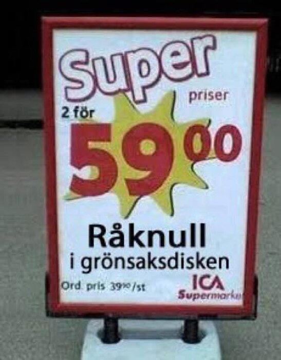 Skylt med texten "Superpriser 2 för 59.00, Råknull i grönsaksdisken" hos ICA.
