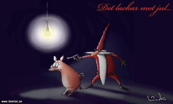 Tecknad tomte med pistol riktar den mot en gris under en glödlampa. Texten "Det lackar mot jul" syns upptill.
