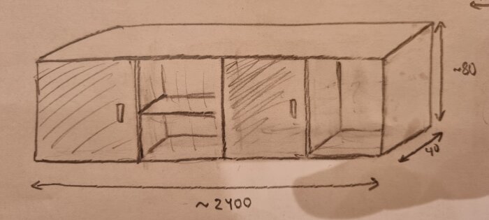 Skiss av en planerad skänk i fyra sektioner med skjutdörrar, hyllplan och måttangivelser; längd 2400 mm, höjd 800 mm, djup 400 mm.