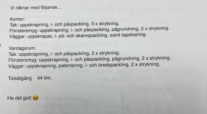 Uppskattning av arbetstid och steg för måleriarbete i kontor och vardagsrum, inklusive skrapning, bredspackling och strykning; totala timmar: 44.