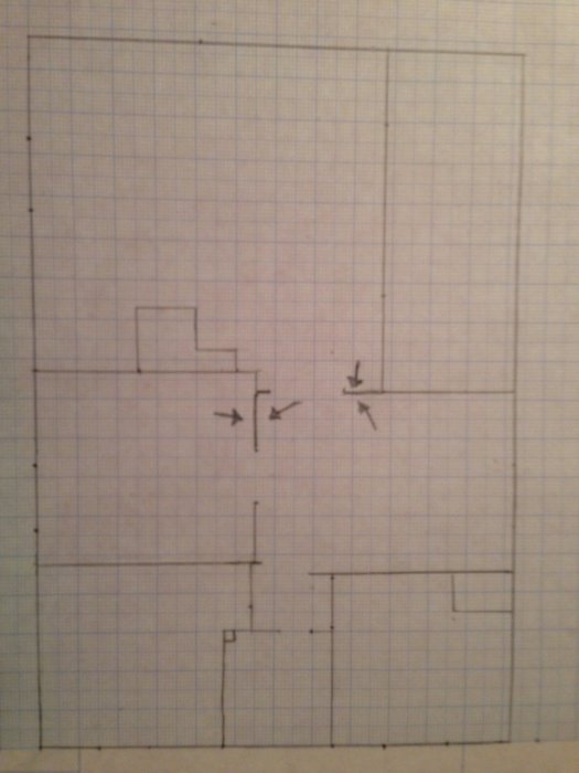Piirros talon pohjapiirroksesta, jossa kaksi sisäseinää on merkitty nuolilla.