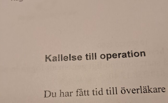 Kallelse till operation meddelande på papper.