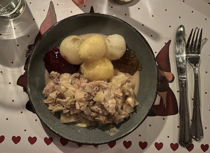 Tallrik med Kålmaja, potatis, lingonsylt och äppelgelé med chili.