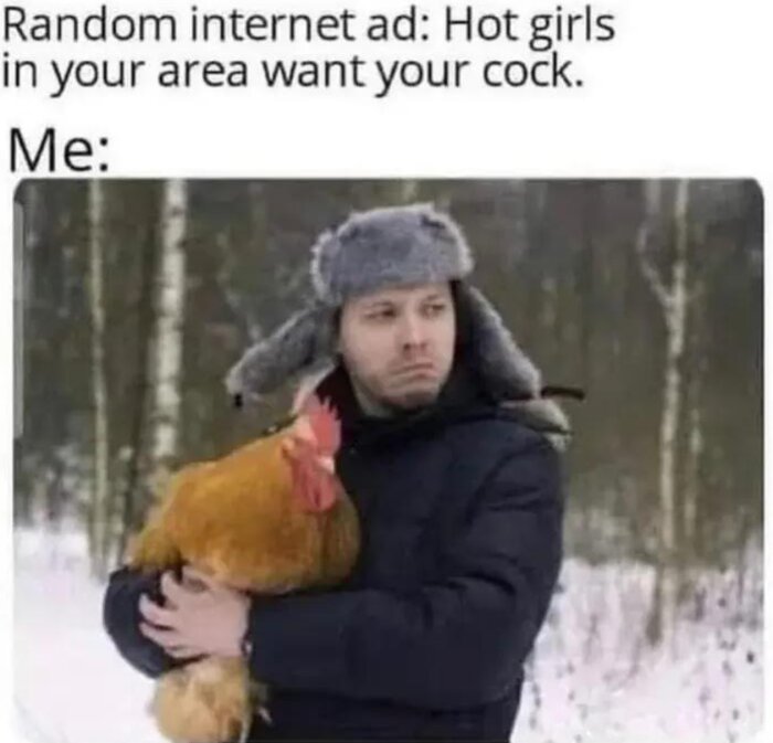 En person i vintermiljö håller en höna och tittar åt sidan med en bestämd min, ovanför är en humoristisk text om internetannonser.