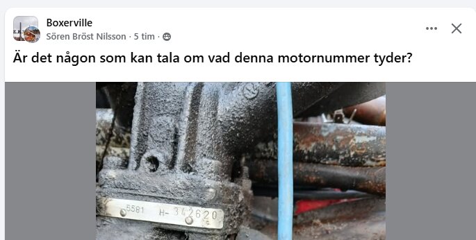 En motordel med ett oljigt yttre och serienumret 5581 H 37620 synligt i närbild.