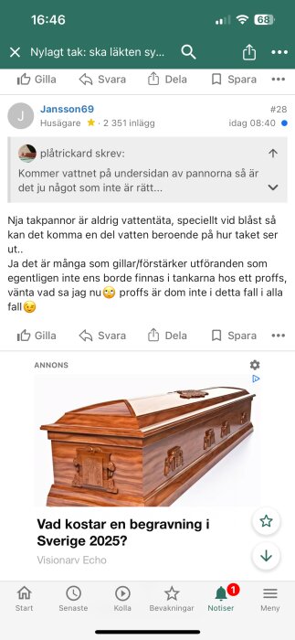 En brun, polerad träkista med dekorativa detaljer visas i en annons för begravningskostnader i Sverige 2025.