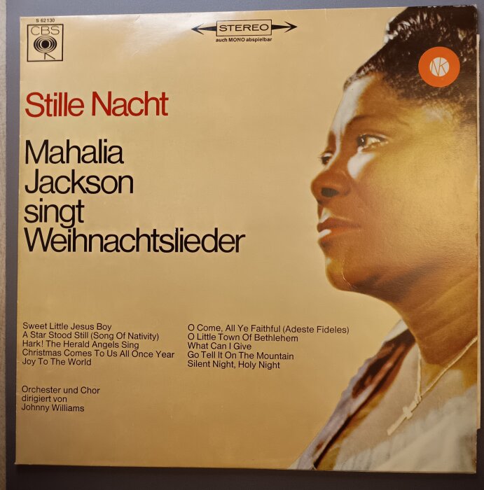 Skivomslag av "Stille Nacht" med Mahalia Jackson, lista över julsånger och hennes porträtt.
